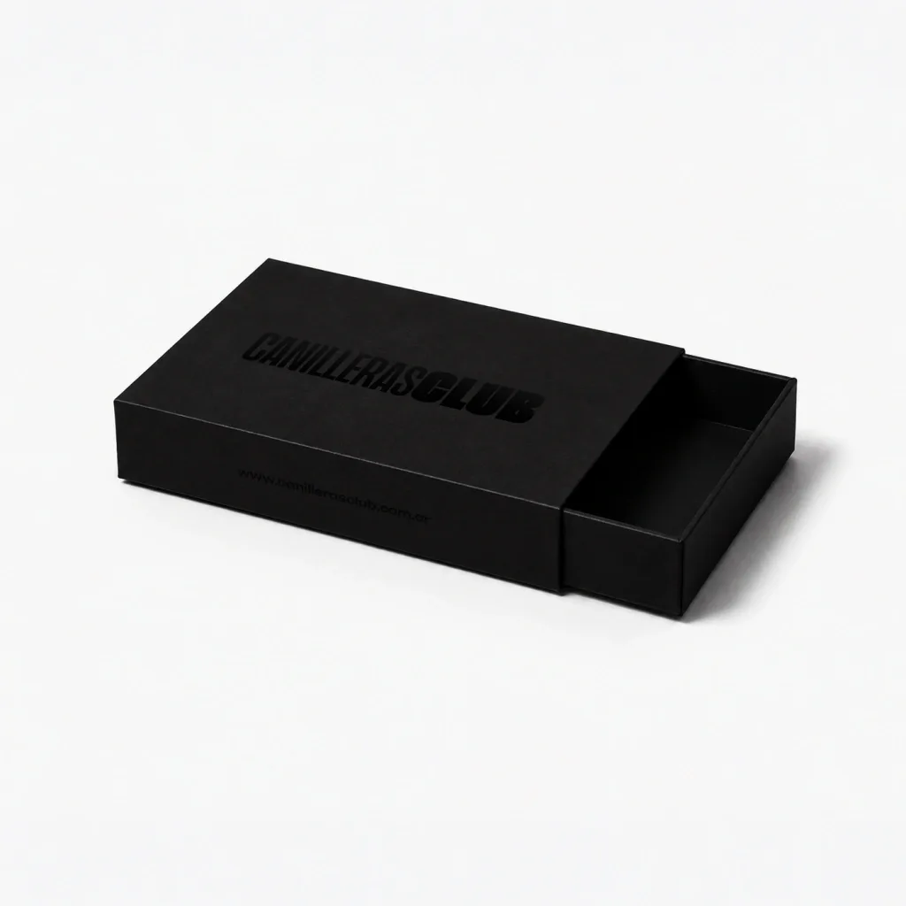 Caja negra entreabierta con el logo de Canilleras Club en relieve